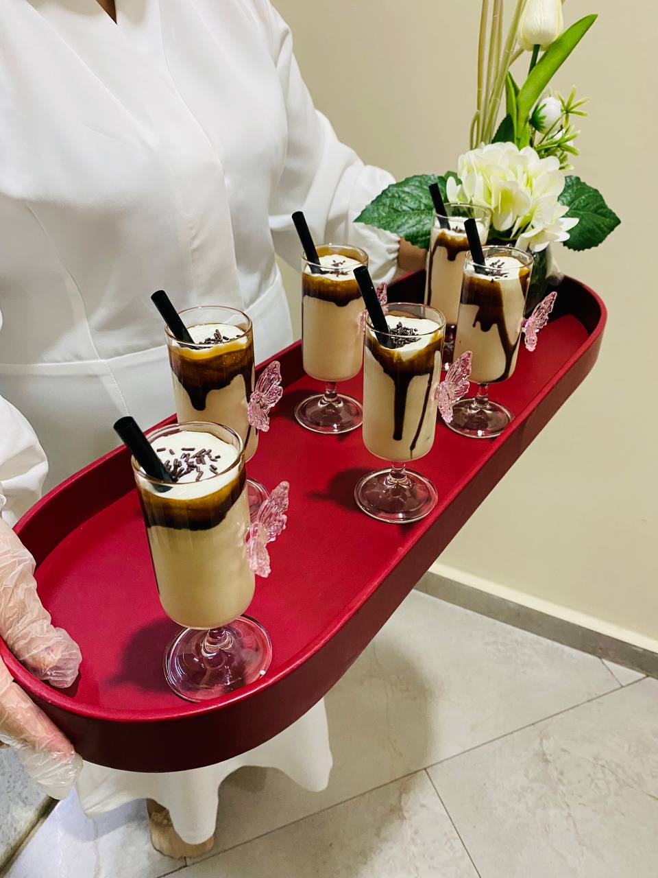 مشروبات شوكولاتة باردة على صينية حمراء